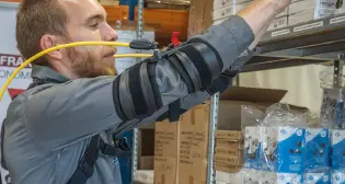 Persona trabajando el metal, inclinada hacia adelante
